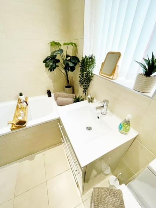 5 Bedroom, Sleeps 9 - Base To Explore Liverpool And Beyond Zewnętrze zdjęcie